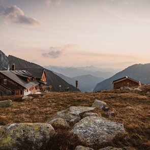 Geraerhütte mit Ausblick Richtung Wipptal und Stubaier Alpen | © TVB Wipptal | Johannes Bitter