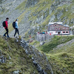 Zwei Wanderer auf dem Weg zur Innsbrucker Hütte | © TVB Wipptal / ALPSOLUTpictures