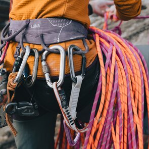 Nahaufnahme einer Person von hinten, die einen Klettergurt - ausgestattet mit Seilen und trägt.  | © TVB Wipptal | Johannes Bitter