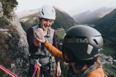 Zwei Kletterinnen beim High five bei der Klettertour | © TVB Wipptal / Johannes Bitter