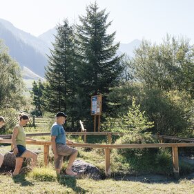 Kneippen im Storchenschritt im Bergsteigerdorf Schmirn | © TVB Wipptal | Victoria Hörtnagl