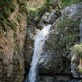 Der Sarnthein-Wasserfall in Trins im Bergsteigerdorf Gschnitztal | © TVB Wipptal | Victoria Hörtnagl