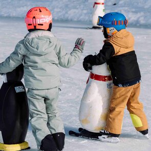 Kinder beim Eislaufen in Stubsis Familienparadies in Trins im Tiroler Wipptal | © TVB Wipptal | Alexandra Erhart
