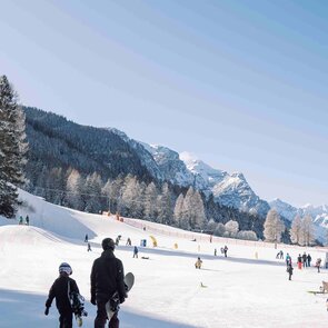 Familie mit Snowboard in Stubsi's Familienparadies in Trins im Tiroler Wipptal | © TVB Wipptal | Alexandra Erhart