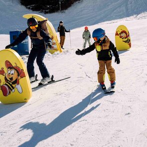 Kinder beim Skifahren lernen im Familienparadies Trins im Wipptal | © TVB Wipptal | Alexandra Erhart