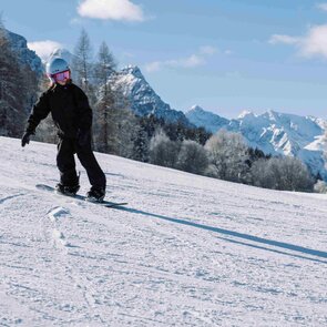 Kind beim Snowboarden in Stubsi's Familienparadies in Trins im Tiroler Wipptal | © TVB Wipptal | Alexandra Erhart