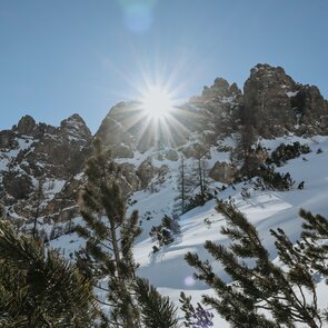 Wipptraverse - Sonnenaufgang hinter Felsen bei einer Skitour zum Kalbenjoch in Trins | © TVB Wipptal - Nicole Fiedler