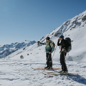 Zwei Skitourengeher am Kalbenjoch in Trins  | © TVB Wipptal - Nicole Fiedler