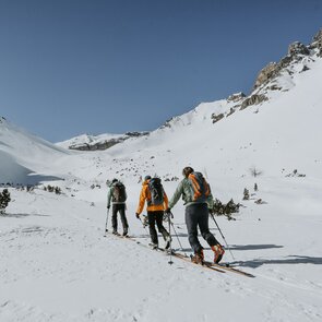 Skitourengeher beim Aufstieg zum Kalbenjoch in Trins  | © TVB Wipptal - Nicole Fiedler