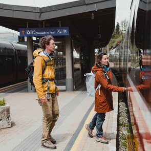 Anreise mit den Öffis: ein junges Paar beim Einsteigen in den Zug | © TVB Wipptal | Johannes Bitter