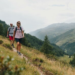 Ein Mann und eine Frau wandern im Navistal | © TVB Wipptal | Johannes Bitter