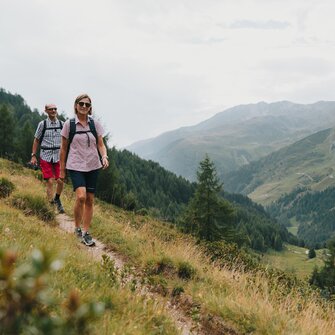 Ein Mann und eine Frau wandern im Navistal | © TVB Wipptal | Johannes Bitter