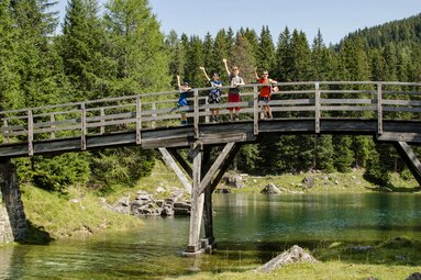 Kinder winken von einer Holzbrücke aus | © TVB Wipptal | Joakim Strickner