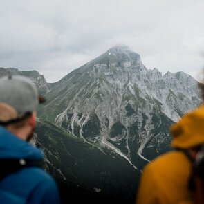 zwei Wanderer mit Blick auf die Serles | © TVB Wipptal | Johannes Bitter