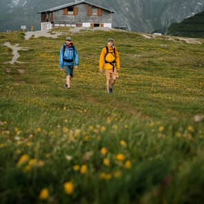 Zwei Wanderer auf dem Weg von der Blaserhütte zum Blaser | © TVB Wipptal / Johannes Bitter