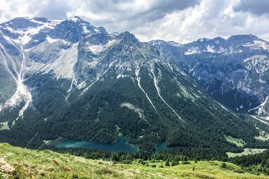 Am Kamm wird der Weg seinem Namen gerecht – hier hat man einen schönen Blick auf die Obernberger Seen. | © TVB Wipptal | Judith Hammer