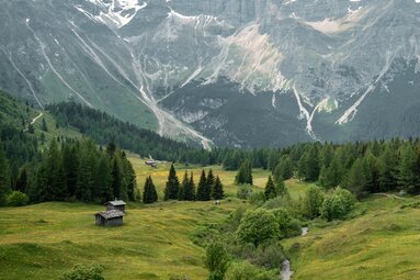 Beim Abstieg über das Lahneregg oberhalb des Obernberger Sees. | © Christoph Partsch