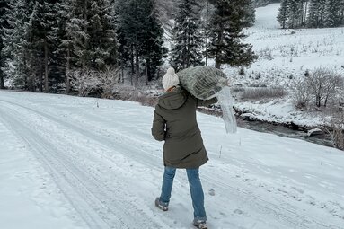 Der Christbaum wird geschultert und nach Hause getragen. | © TVB Wipptal | Barbara Jenewein