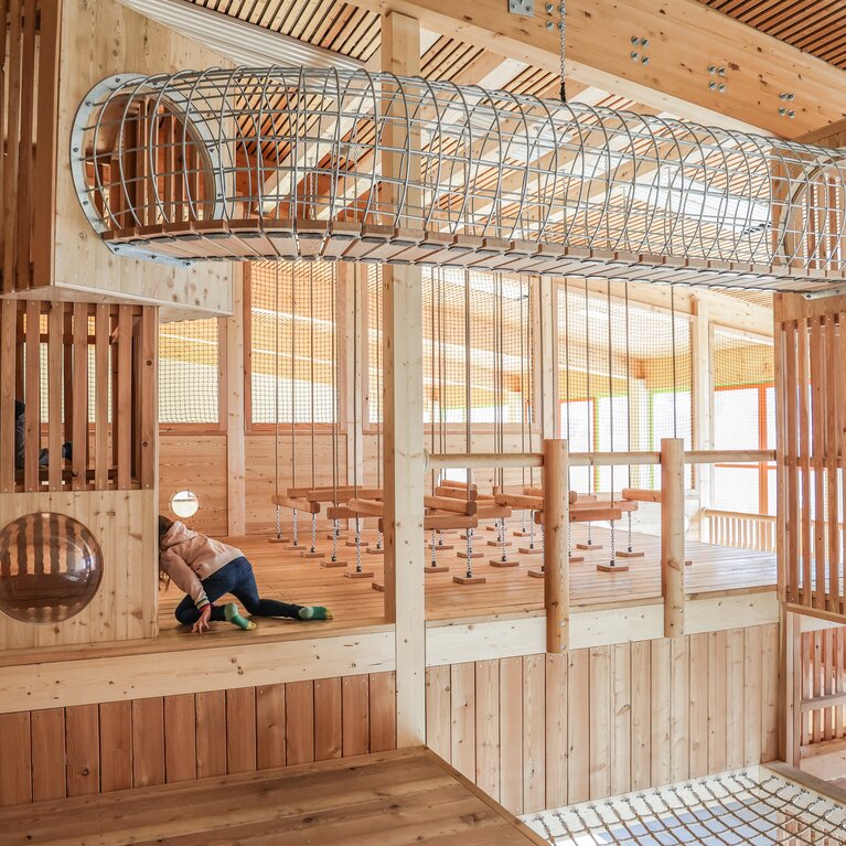 Kind beim Spielen im Indoor-Holzspielplatz beim JUFA Hotel Wipptal | © Ewelina Herzog
