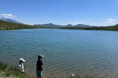 Wanderpause am Lichtsee - Kinder genießen das klare Bergseewasser | © TVB Wipptal | Daniela Achmüller