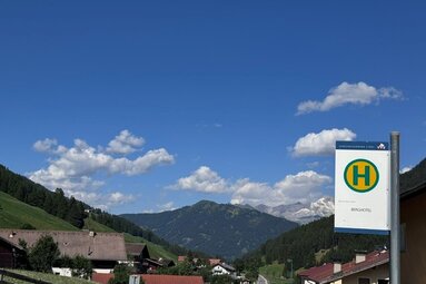 Bushaltestelle im Ortszentrum von Obernberg, Wipptal | © TVB Wipptal | Daniela Achmüller