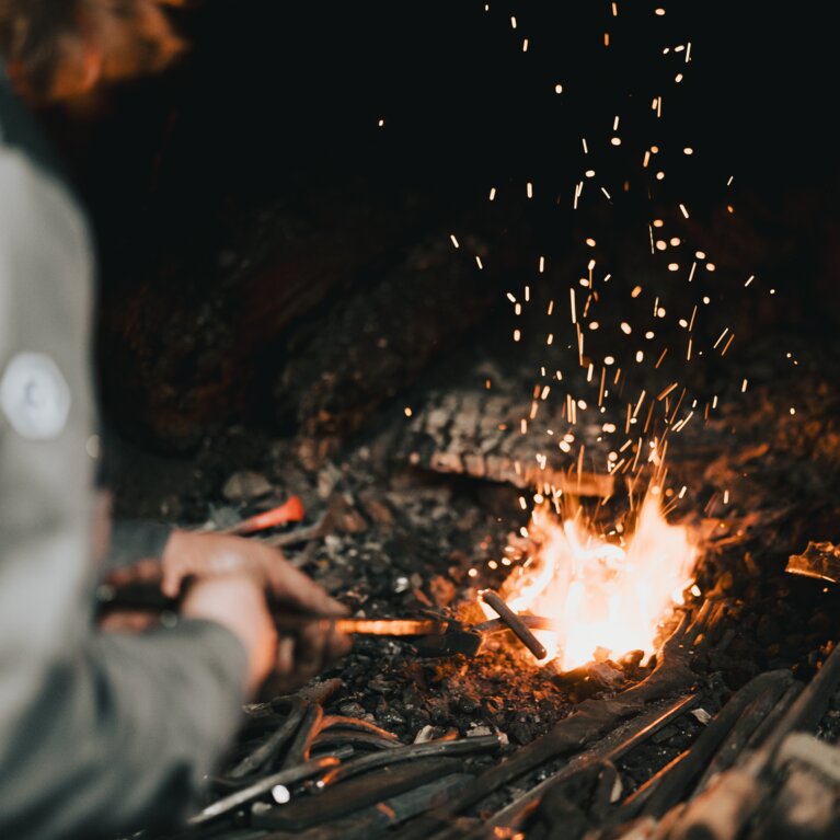 In der Esse sprühen die Funken. | © TVB Wipptal | Johannes Bitter