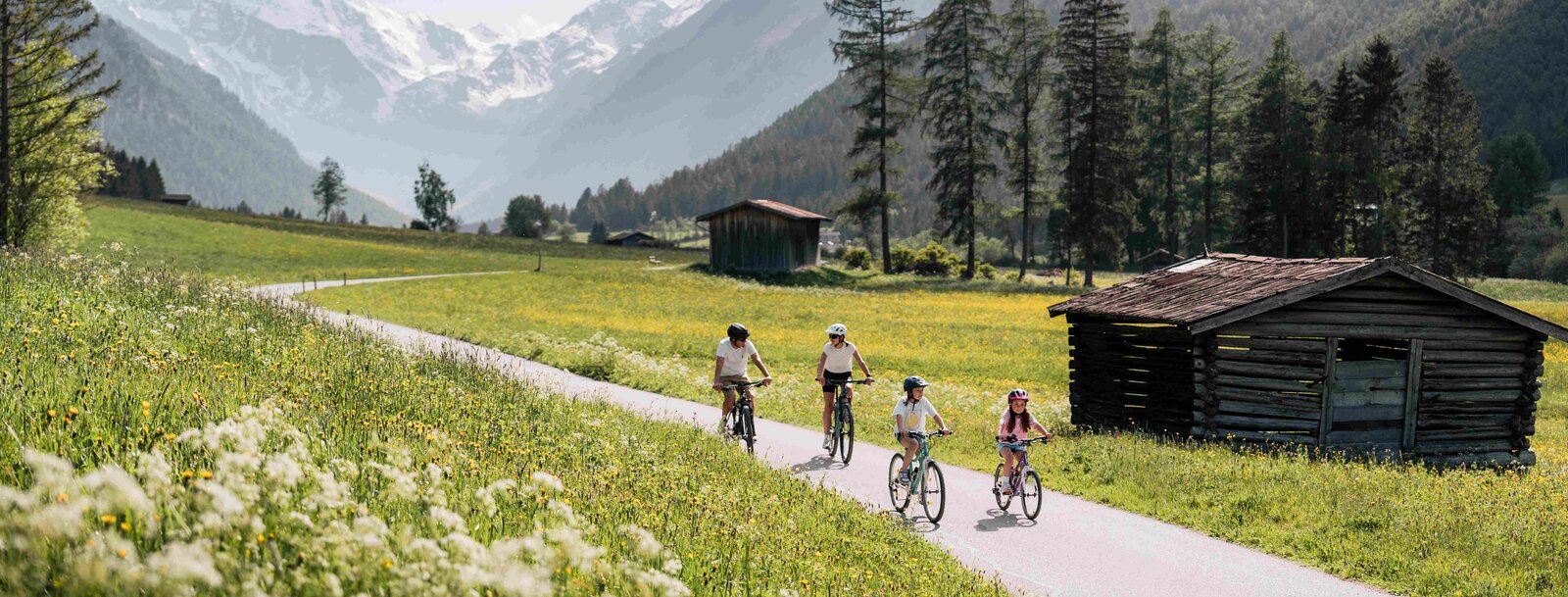 Familie beim Radfahren auf dem Gschnitztalradweg im Wipptal, Tiro | © TVB Wipptal | Johannes Bitter