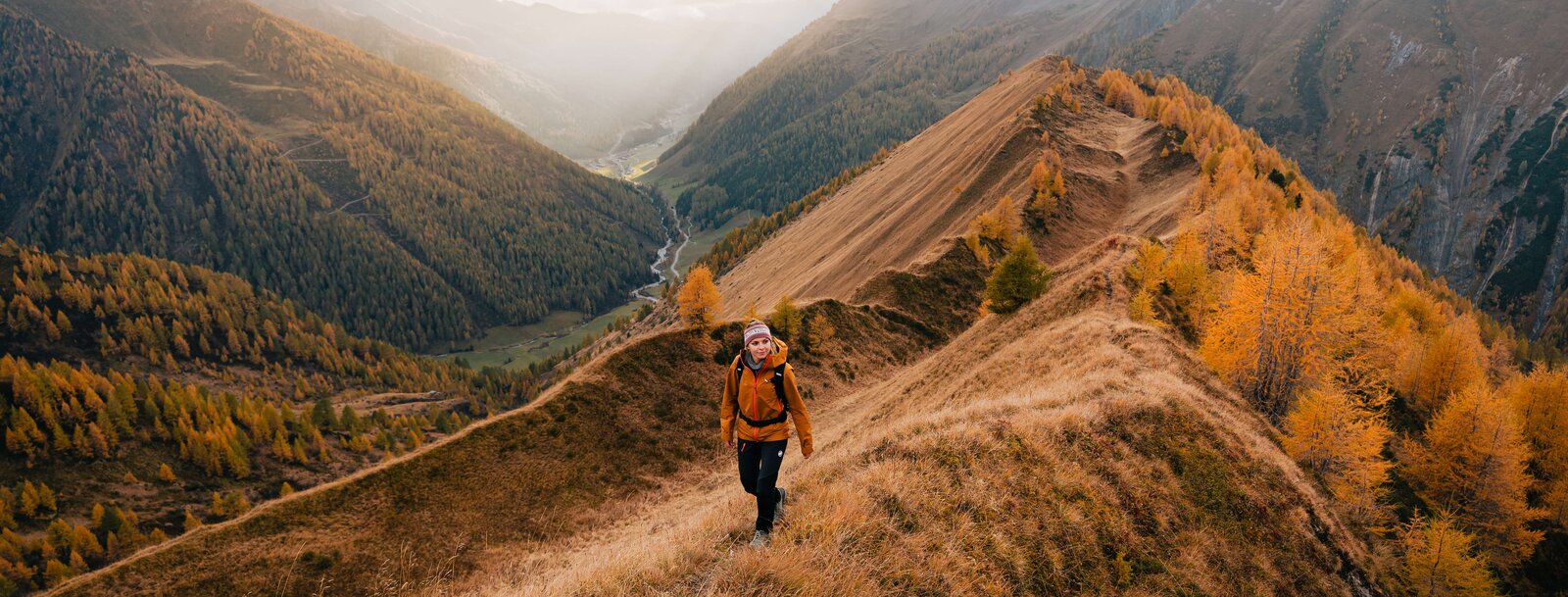 Eine Wanderin wandert entlang des Bergkamms im Bergsteigerdorf Schmirn | © TVB Wipptal / Johannes Bitter