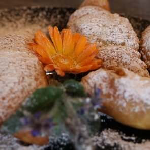 Selbstgemachte Krapfen auf der Sattelbergalm 