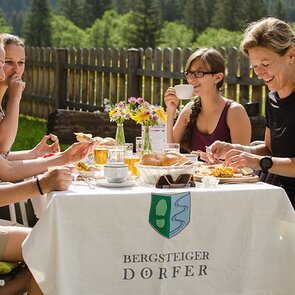 Frühstücksrunde an einem sonnigen Sommermorgen im Bergsteigerdorf Vals | © TVB Wipptal | Joakim Strickner