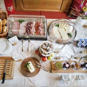 Frühstücksbuffet mit regionalen Produkten im Gasthof Steckholzer | © TVB Wipptal | Judith Hammer
