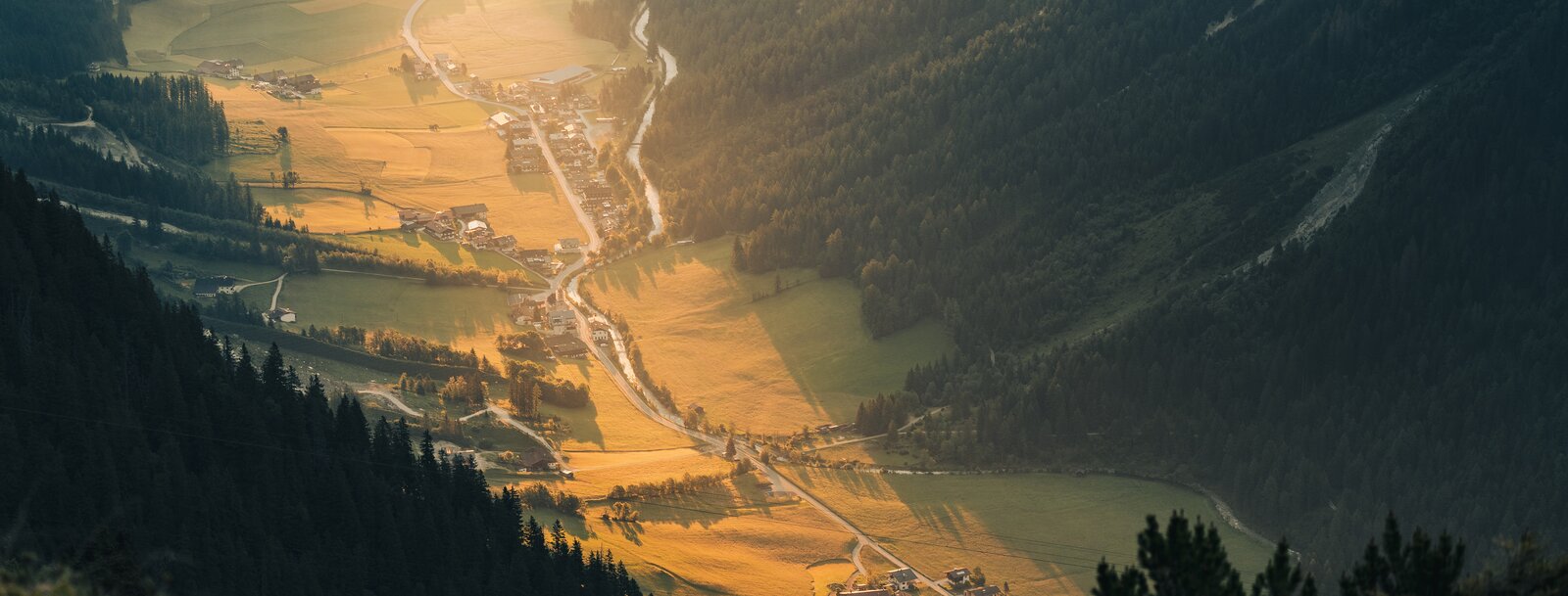 Stimmungsvolle Aufnahme ins Tal