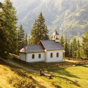 Eine Kapelle auf einer Lichtung umringt von Wald im Sommer | © TVB Wipptal