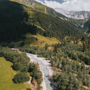 Landschaftsaufnahme vom Talschluss in Vals mit Bach, Wald, Almen und Bergen | © TVB Wipptal | Johannes Bitter