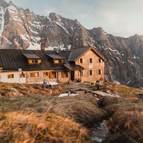 Die Geraerhütte im Abendrot im Bergsteigerdorf Valsertal | © TVB Wipptal | Johannes Bitter